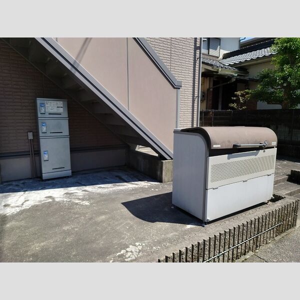 現地周辺 (ゴミ置き場・宅配BOX)