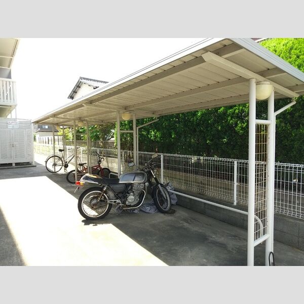 現地周辺 (自転車置き場)