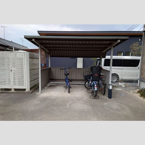 現地周辺 (駐輪場)