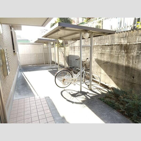 現地周辺 (自転車置き場)