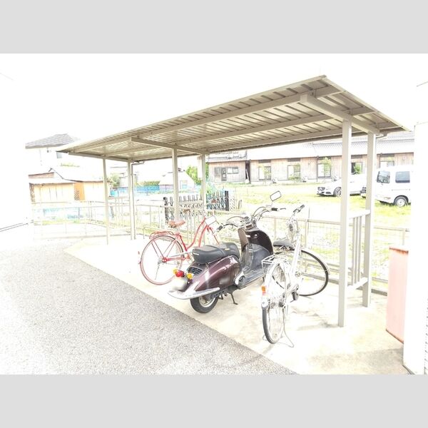 現地周辺 (自転車置き場)
