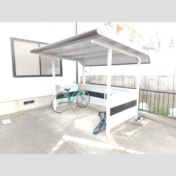 現地周辺 (自転車置き場)