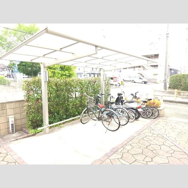 現地周辺 (自転車置き場)