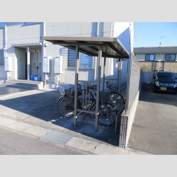 現地周辺 (東側駐輪場)