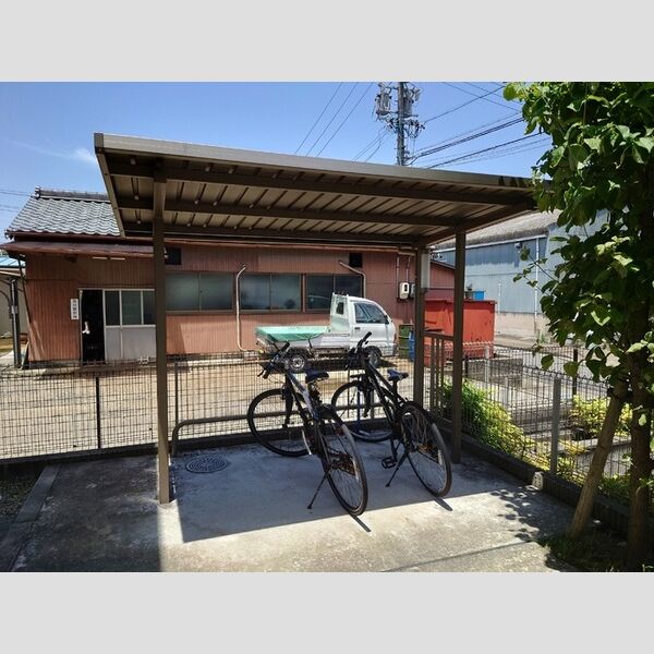 現地周辺 (駐輪場)
