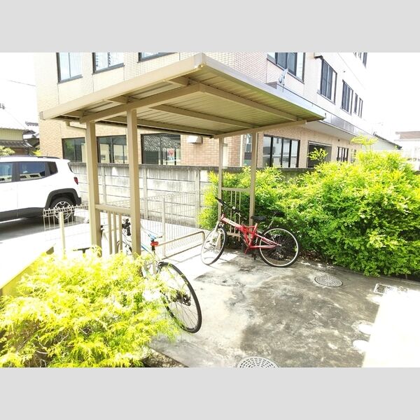 現地周辺 (自転車置き場)