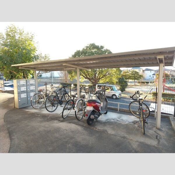 現地周辺 (自転車置き場)