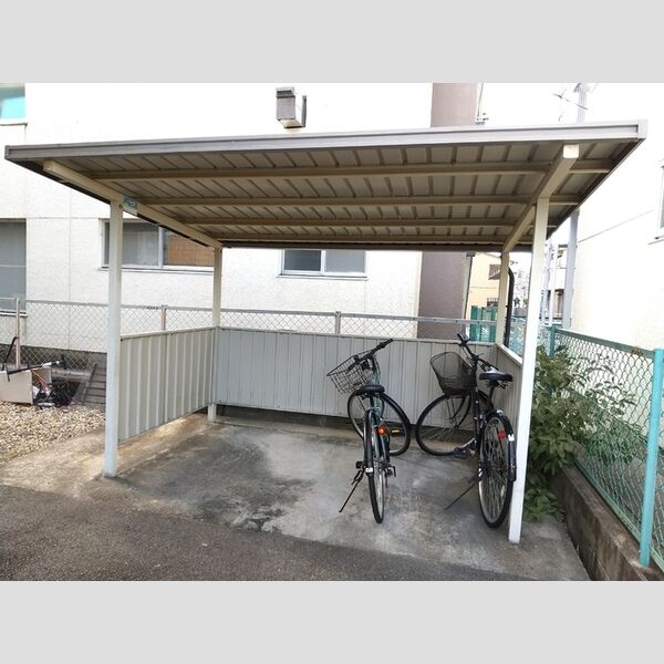 現地周辺 (自転車置き場)
