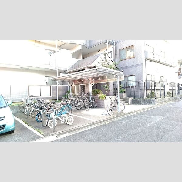 現地周辺 (自転車置き場)