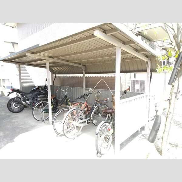 現地周辺 (自転車置き場)