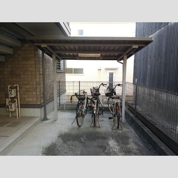 現地周辺 (自転車置き場)