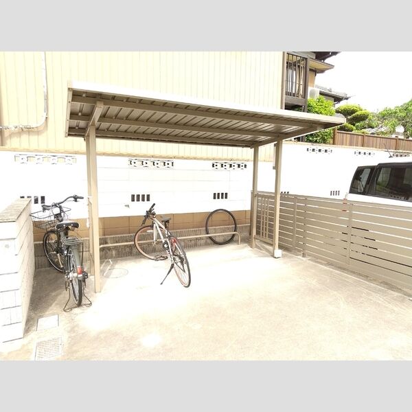 現地周辺 (自転車置き場)