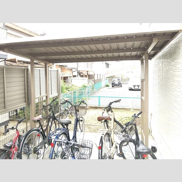 現地周辺 (駐輪場)