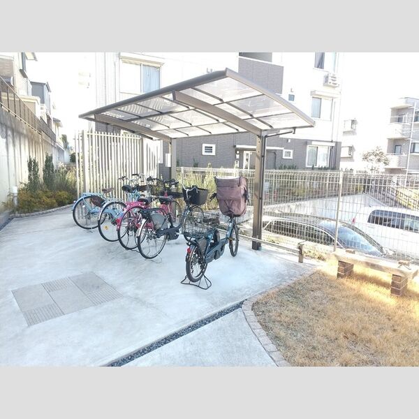 現地周辺 (自転車置き場)