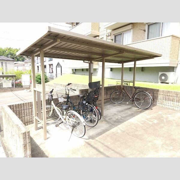 現地周辺 (駐輪場)