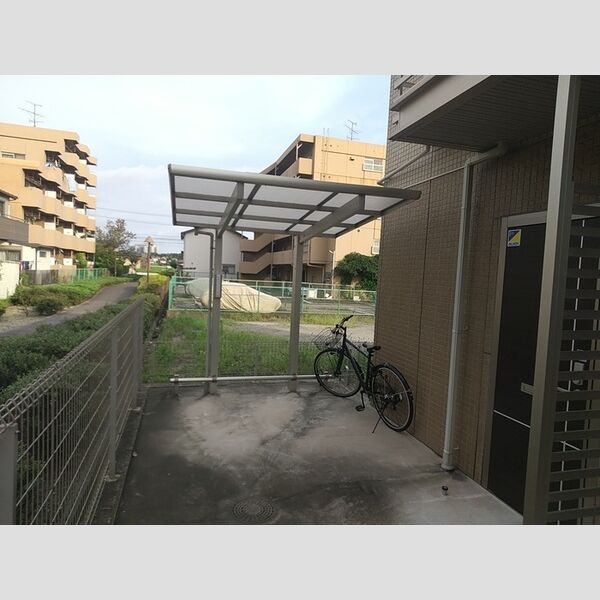 現地周辺 (自転車置き場)