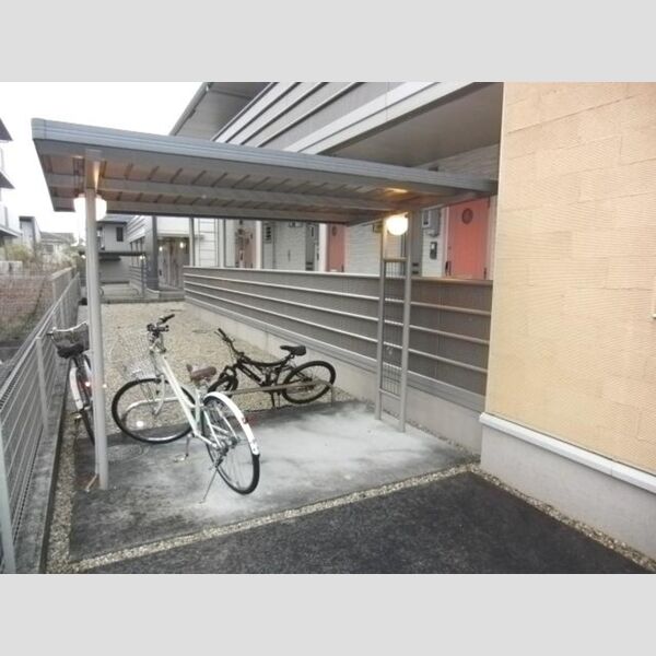 現地周辺 (自転車置き場)