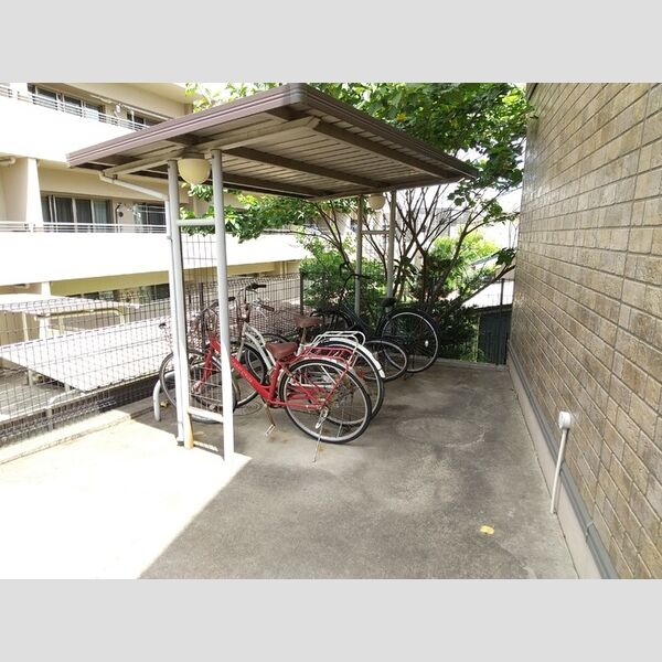 現地周辺 (駐輪場)