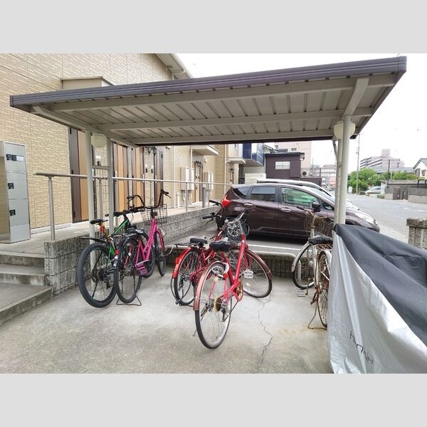 現地周辺 (駐輪場)