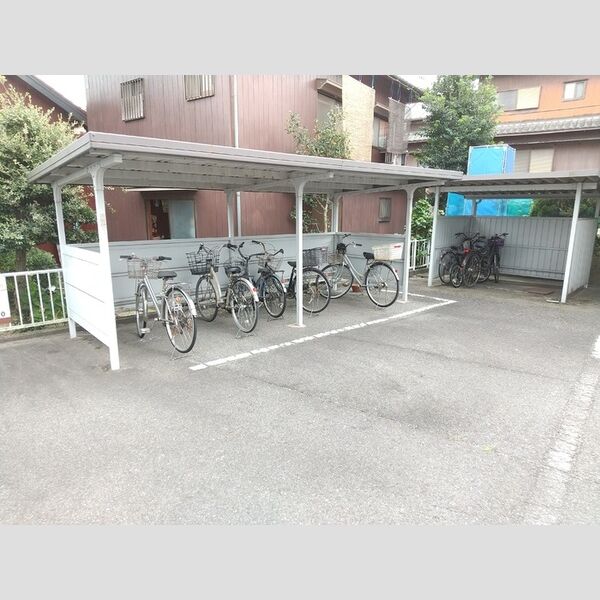 現地周辺 (駐輪場)