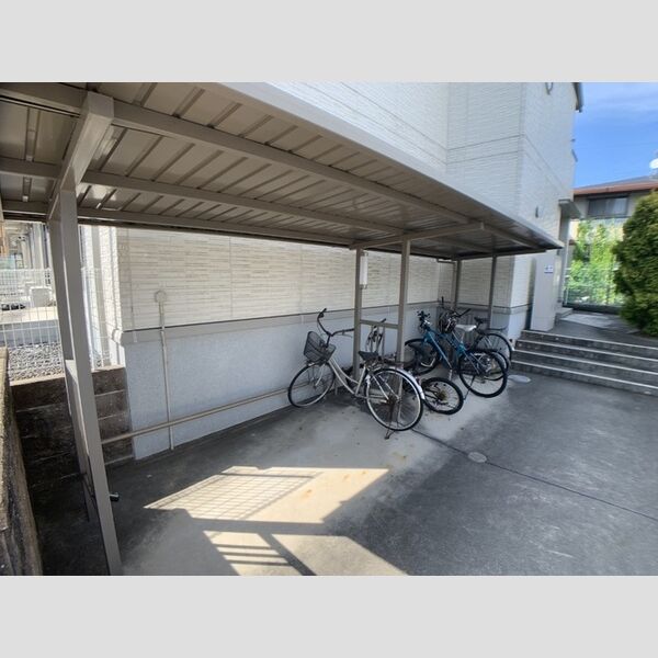 現地周辺 (駐輪場)