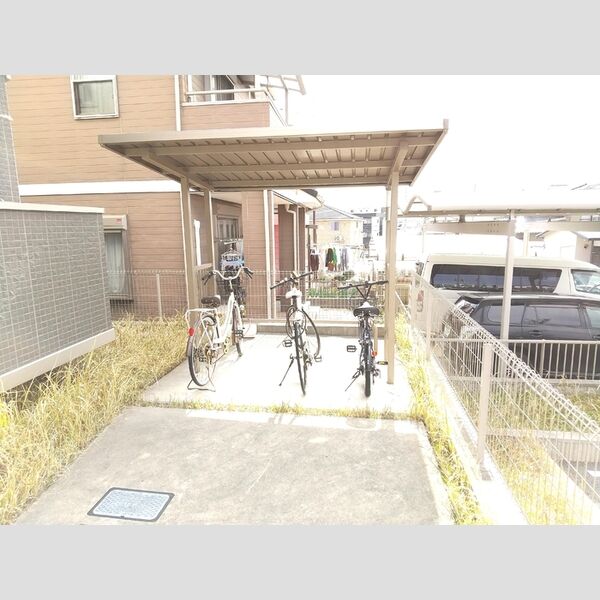 現地周辺 (自転車置き場)