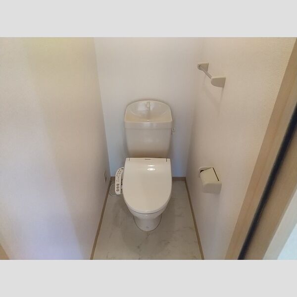 トイレ (温水洗浄暖房便座付き)