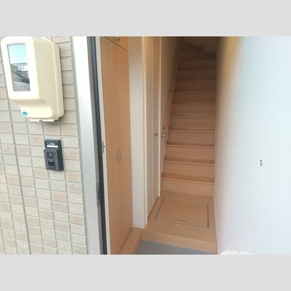 玄関 (下駄箱、収納付き)