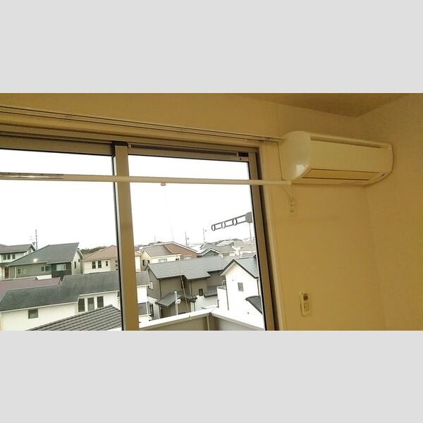 その他設備 (リビング(室内物干し、エアコン付き))