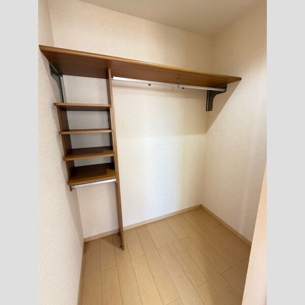 収納 (東洋室ウォークインクローゼット)