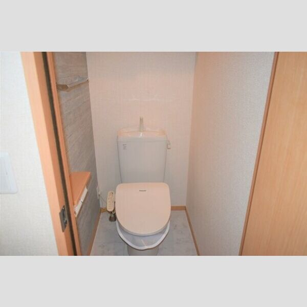 トイレ (トイレ)