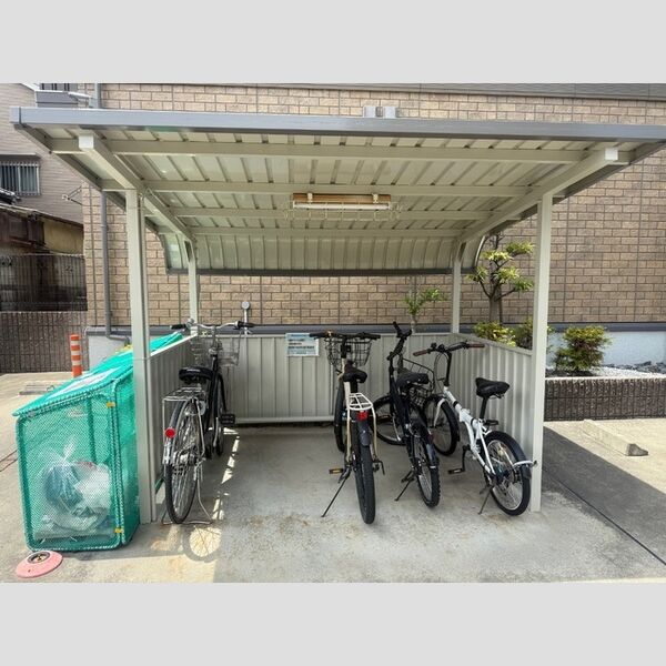 現地周辺 (駐輪場)