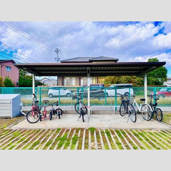 現地周辺 (駐輪場)