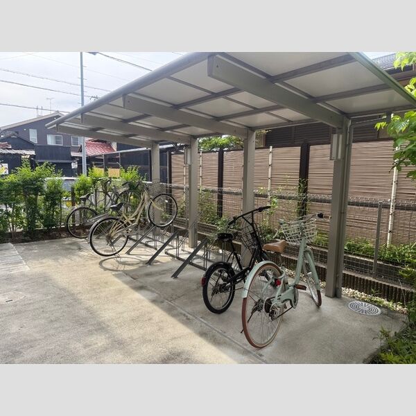 現地周辺 (駐輪場)