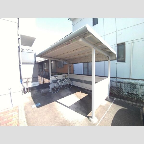 現地周辺 (駐輪場)