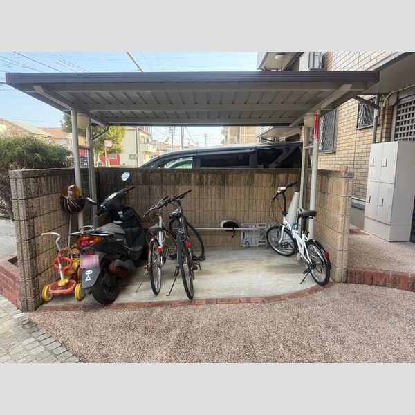 現地周辺 (駐輪場)