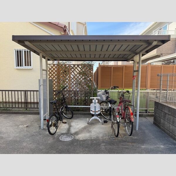 現地周辺 (駐輪場)