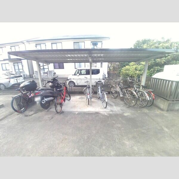 現地周辺 (駐輪場)