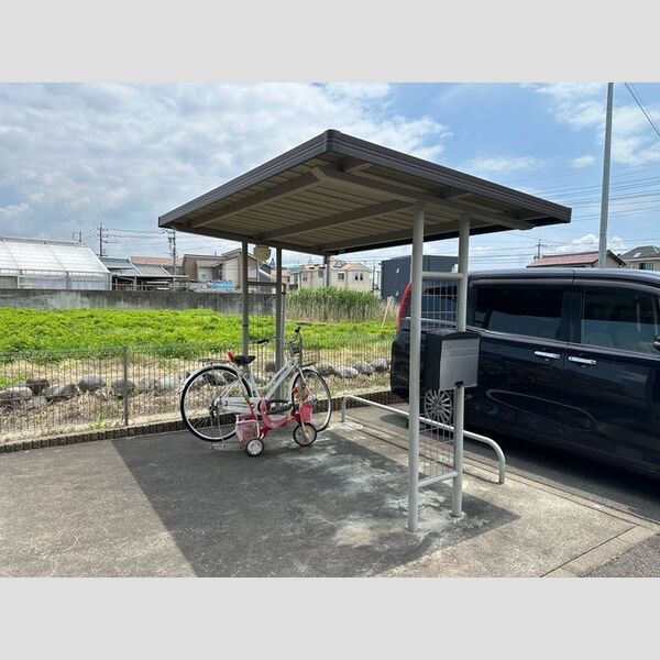 現地周辺 (駐輪場)