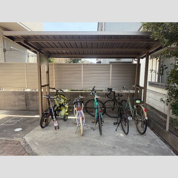 現地周辺 (駐輪場)