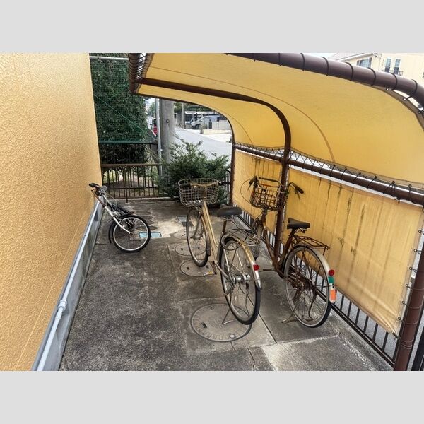 現地周辺 (駐輪場)