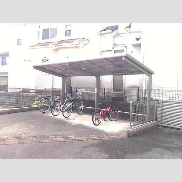 現地周辺 (駐輪場)