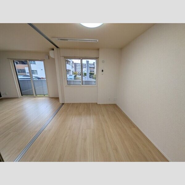 その他 (南側洋室)