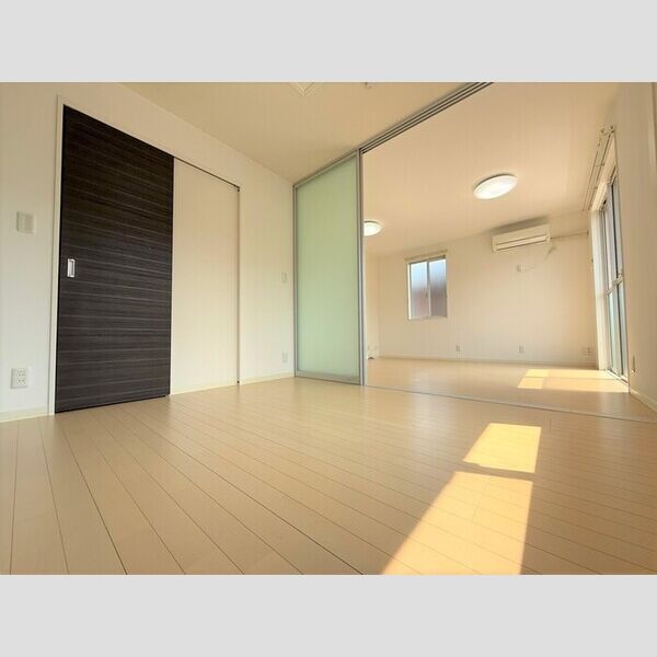 その他 (南側洋室)