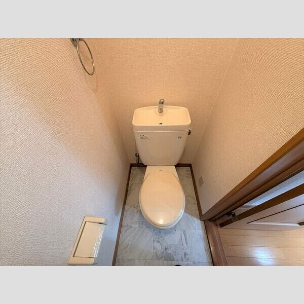 トイレ (トイレ)