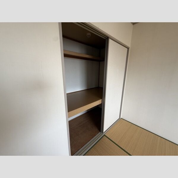 収納 (押入)