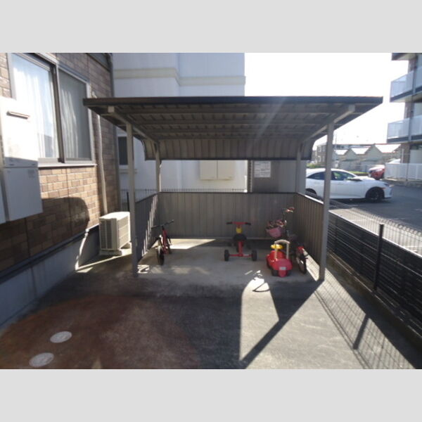 現地周辺 (駐輪場)