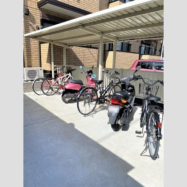 現地周辺 (駐輪場)