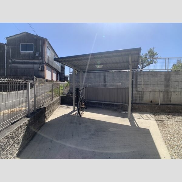 現地周辺 (駐輪場)