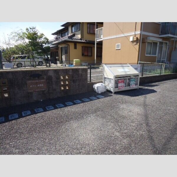 現地周辺 (敷地内ゴミステーション)